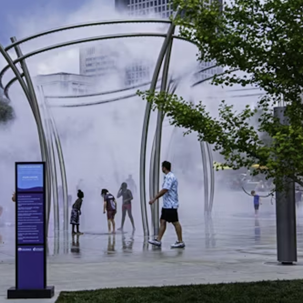 Stadtbild zuzr Wasservernebelung Adiabate Kühlung an öffentliche Orten