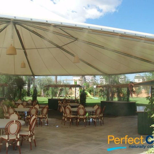 Kühlung im Hochsommer auf Terrassen Erfrischende Kühlung auf Gastronomie-Terrassen.