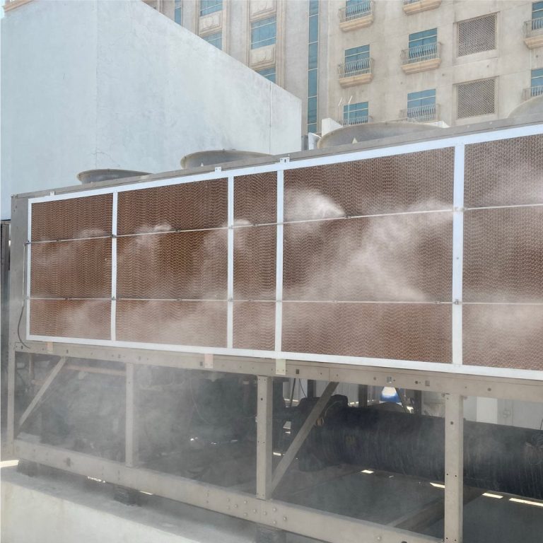 Klimaanlage mit Wasserdampf auf einem Dach, Kühlung von außen sichtbar.