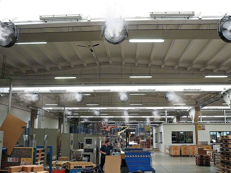 Blick auf eine Fabrikhalle mit Maschinen, Regalen und Tageslicht von oben mit Verdunstungskühlung