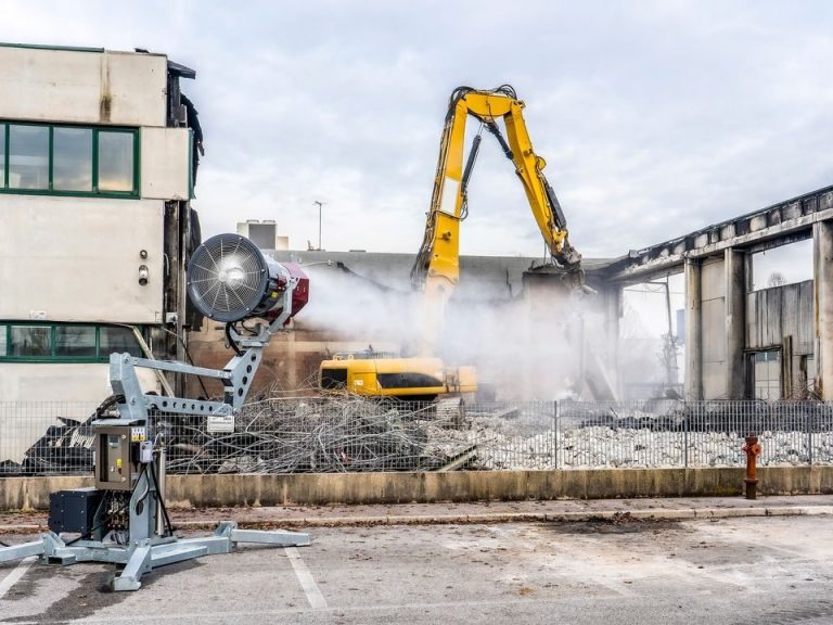 Staubverhinderung durch Wasservernebelung ELEFANTE Staubverhinderung bei Abbrucharbeiten