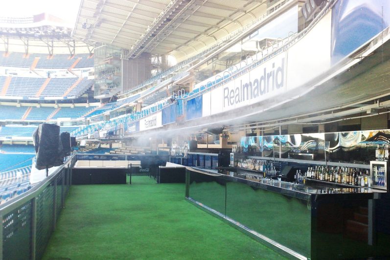 Kühlung im Estadio Santiago Bernabeu Wasservernebelung im Stadion von Madrid