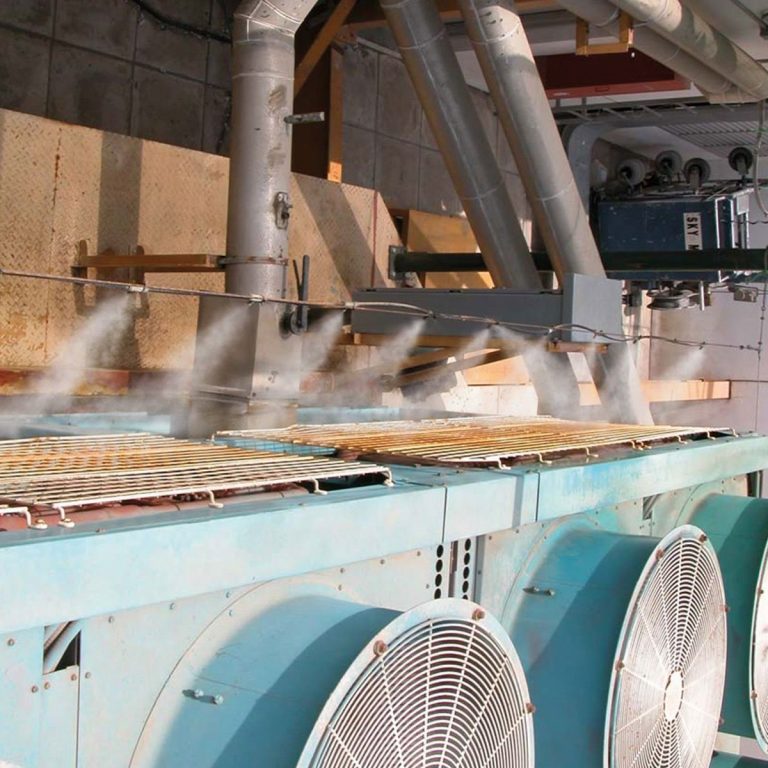 Industrielle Luftanlage mit großen Ventilatoren und Sprühmechanismus zur Luftkühlung.