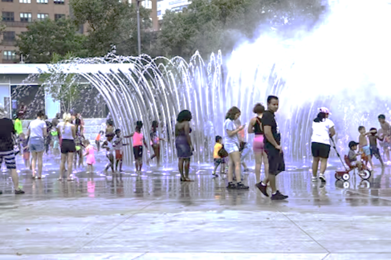 Waser gegn hochsommerliche Hitze in Parks Wasservernebelung an Schulen und in Parks