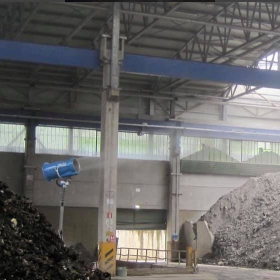 Abbruchabfall mit Geruchsverhinderung und Staubreduzierung Abbruchreste in einer Lagerhalle